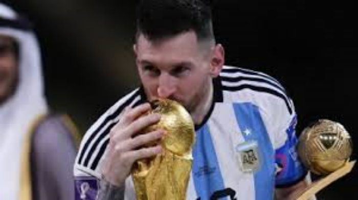 messi levantando la copa del mundo 2022