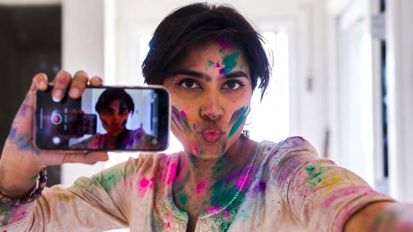 gen z mirror selfie holi style