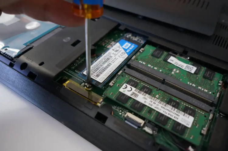 remove screww and install nvme ssd in pc
