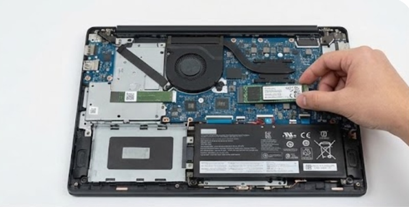 ノートPCにSSDを差し込む