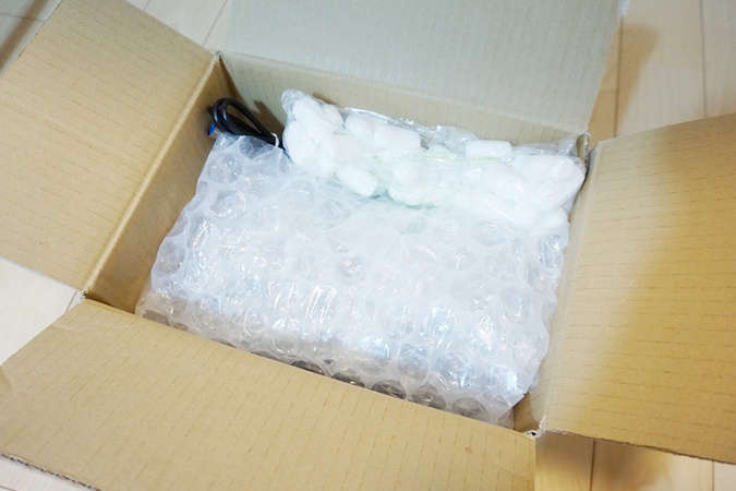 梱包して段ボールに入れて発送