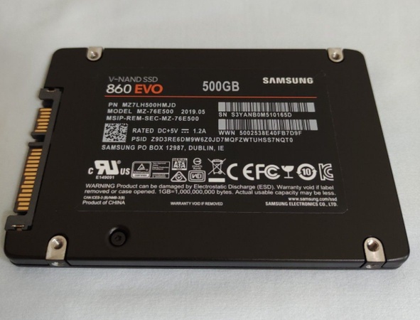 SSDなどを作業台に置く