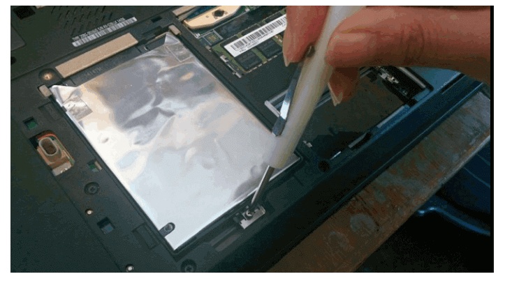 裏面のネジを外し