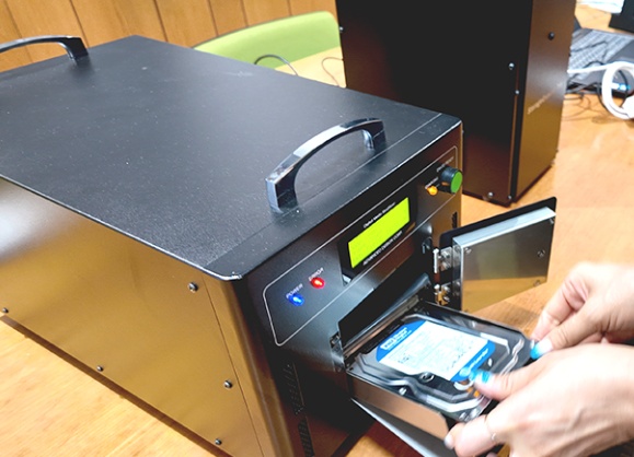 デガウサーにHDDをセット