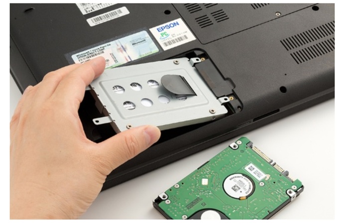 古いSSDを取り外し