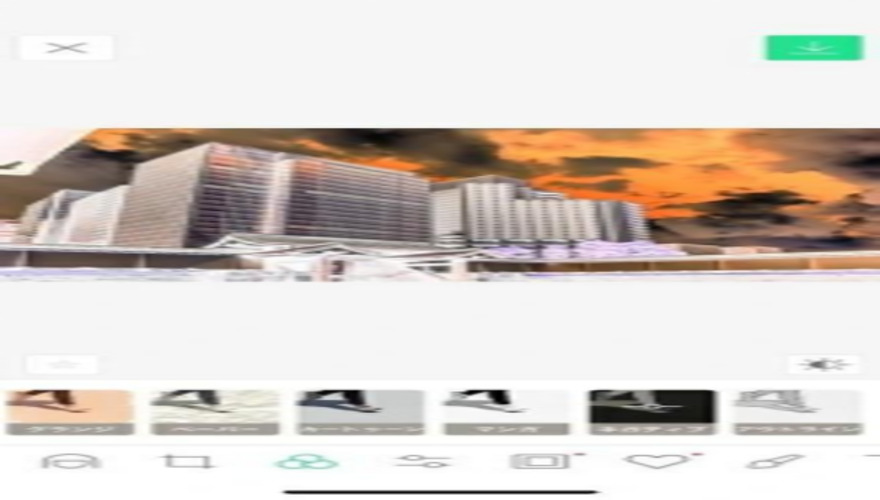 「LINE Camera」アプリで手早く反転