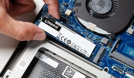 새로운 SSD를 스토리지 베이에 넣어 교체해서 컴퓨터 속도 향상