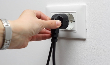 將電腦的電源插頭拔掉