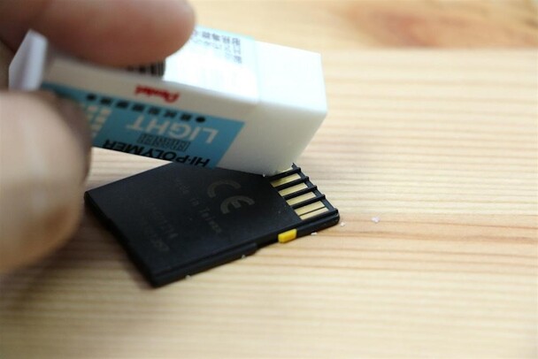 Clean the memory card contacts