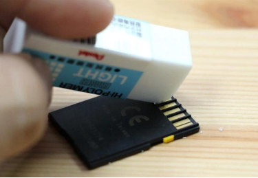 清潔記憶卡接觸點